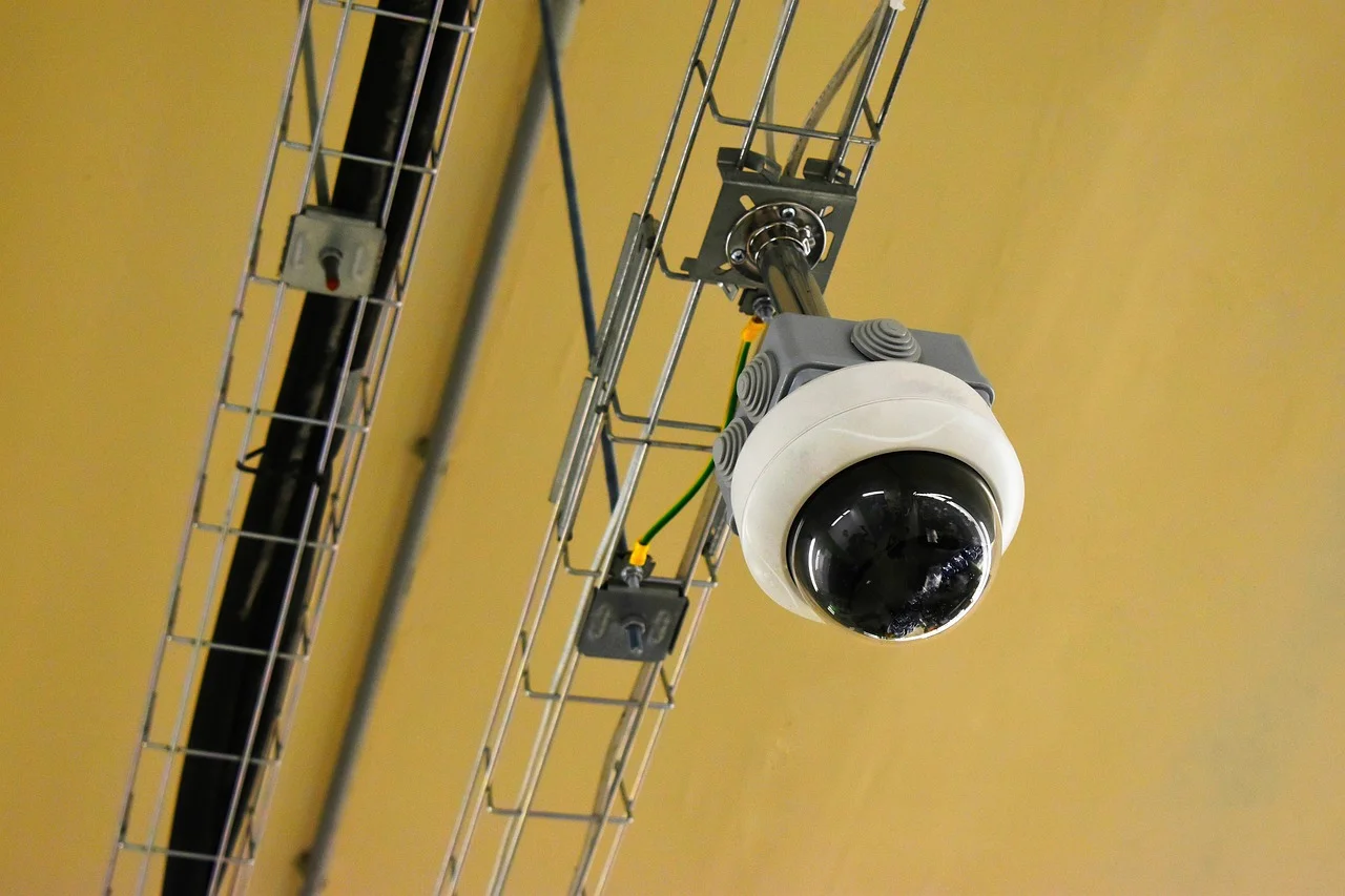 Skuteczna ochrona domu monitoringiem, kamerami i systemem GSM