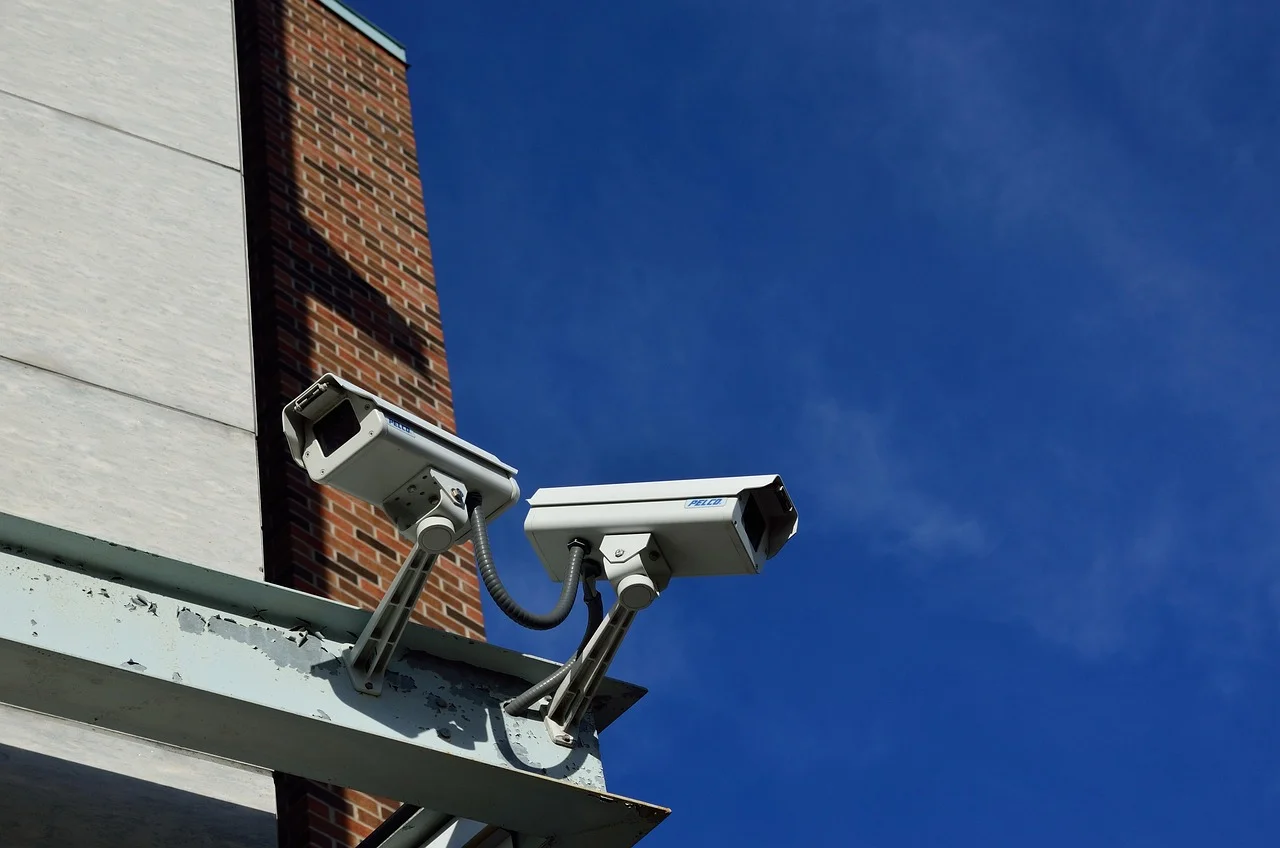 Kompleksowa ochrona domu: kamery zewnętrzne i monitoring Hikvision